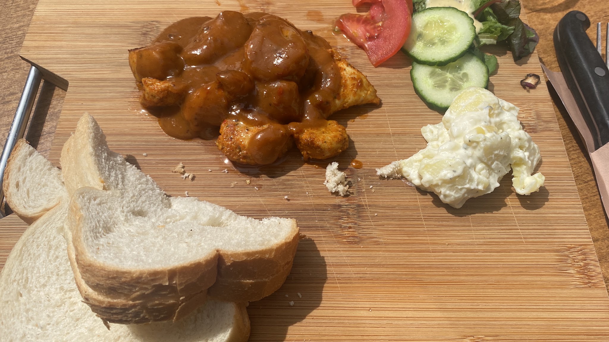Borrelplank met brood, warme hapjes en salade bij Sannie's Bar