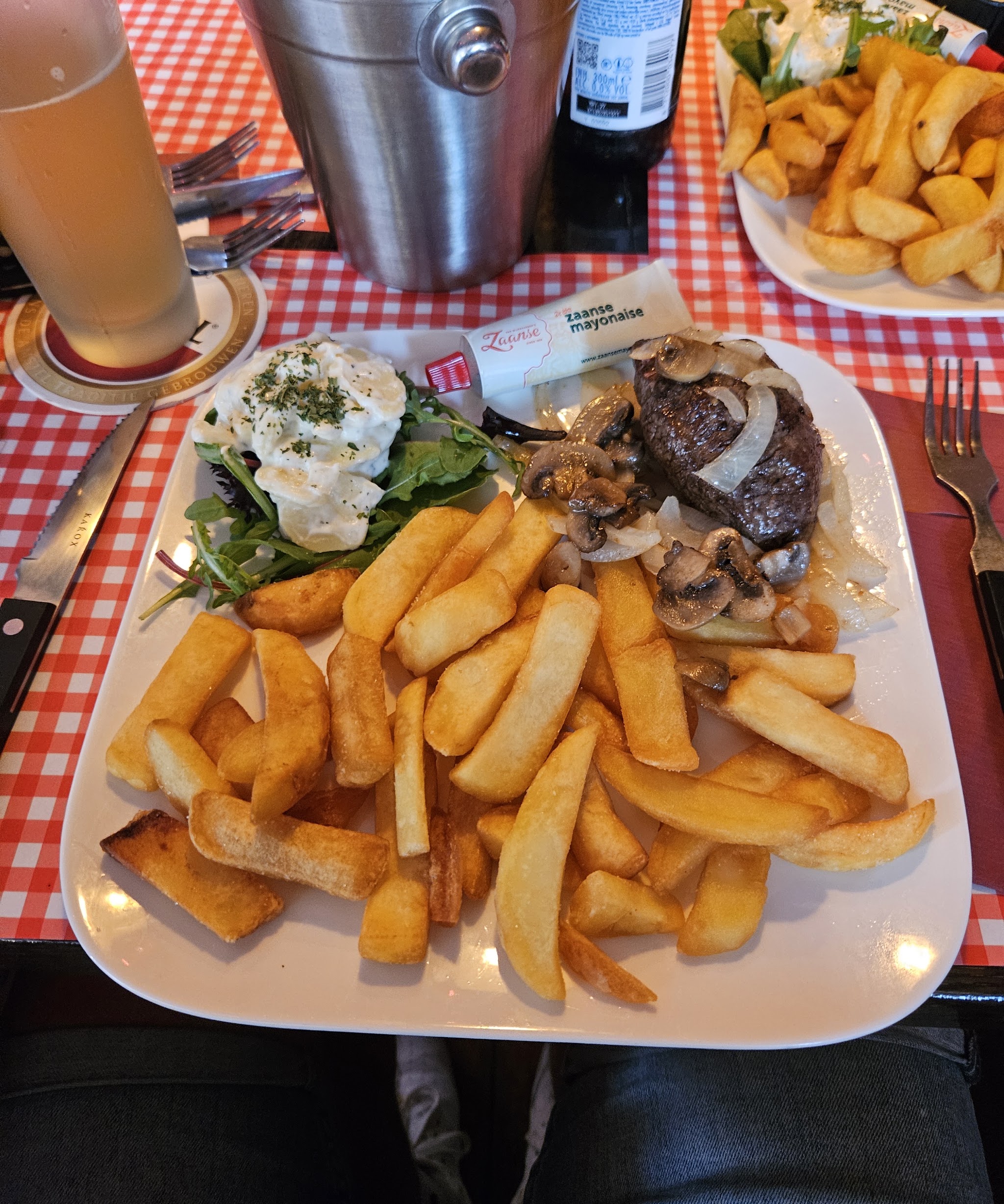 Biefstuk met champignons, friet en salade